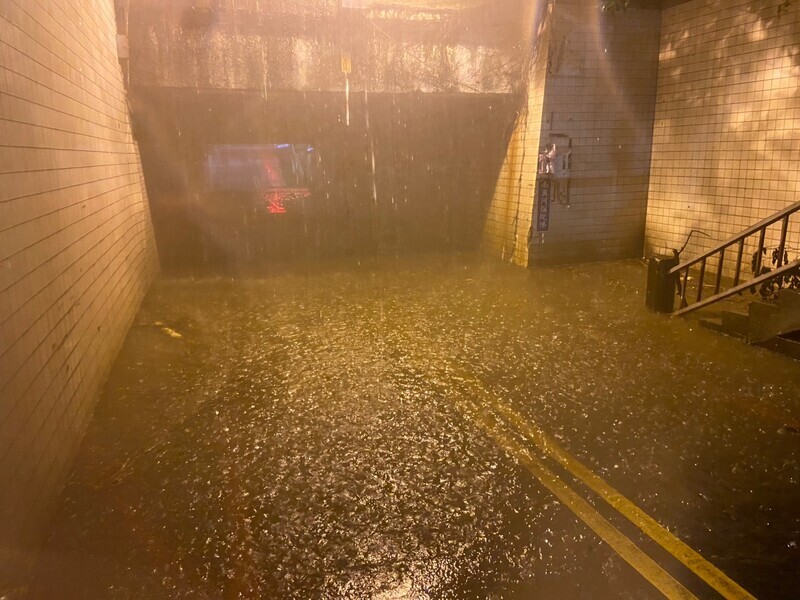大雨襲北部 土城磚塊掉落 新北竹縣桃園多處淹水