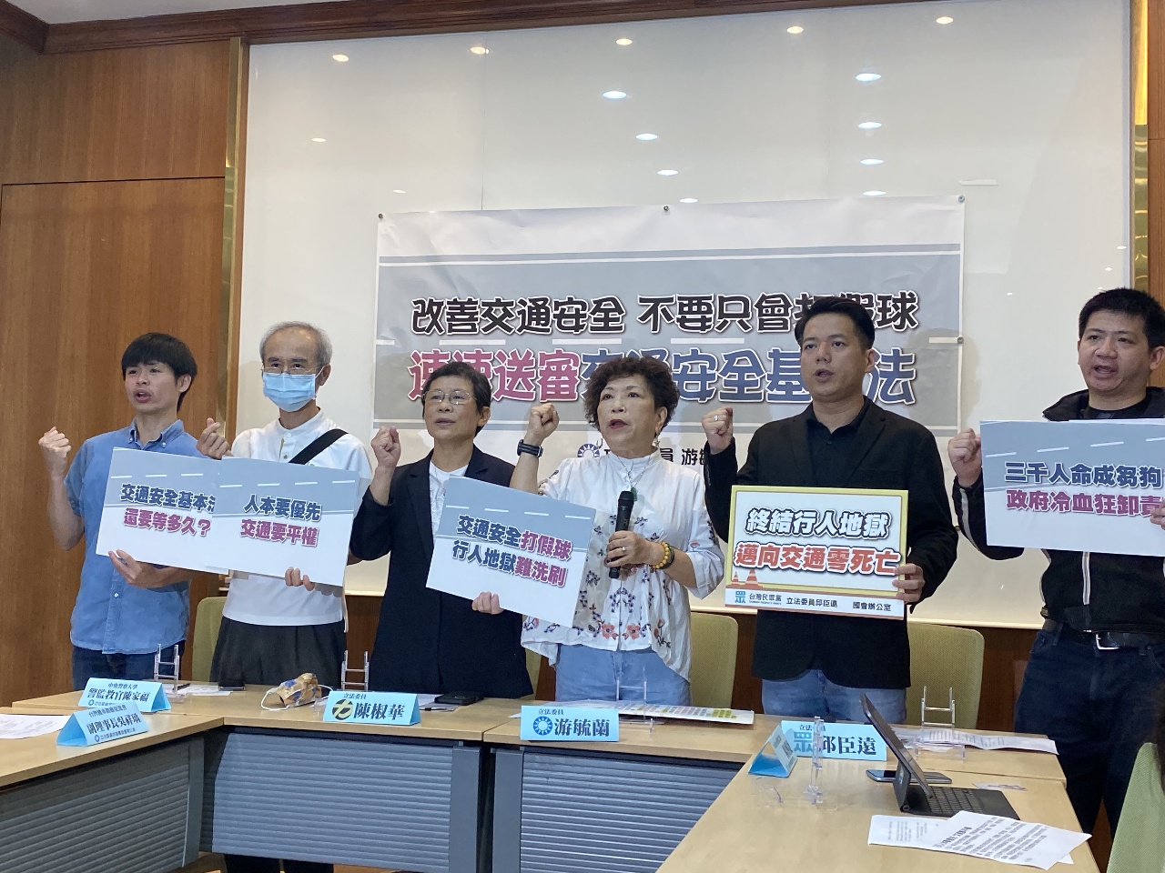 企鵝妹直播屢見車禍 在野立委籲立交安基本法