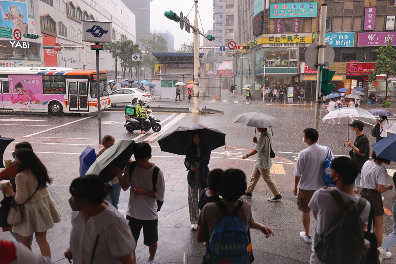 大雨特報範圍擴大 北北基桃等13縣市防雨勢