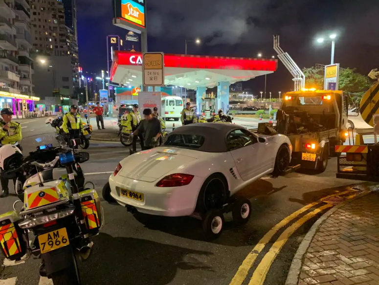 港人開車上街 掛US8964車牌遭警拖吊