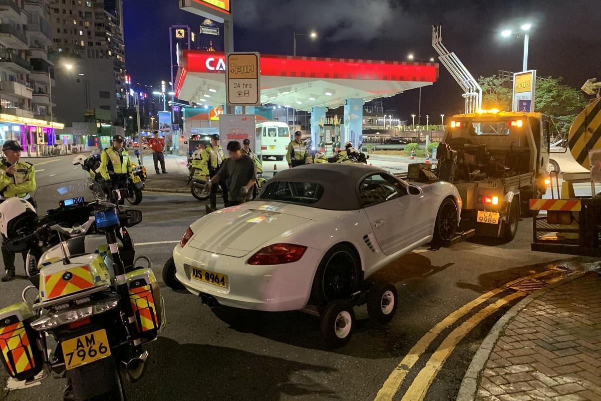港人六四開保時捷上街 掛US8964車牌遭警扣車