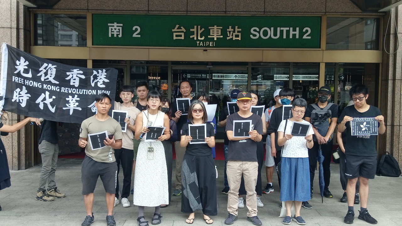 港人北車快閃唱「願榮光歸香港」 台青力挺同歌