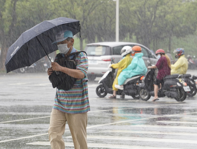 滯留鋒面持續在南部徘徊 午後留意局部強降雨