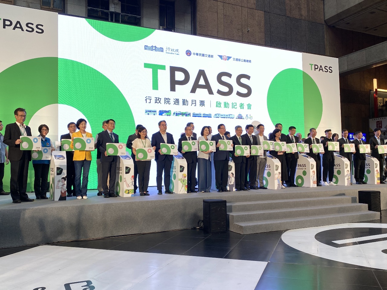 TPASS明開賣 陳揆：每年千萬人次受惠