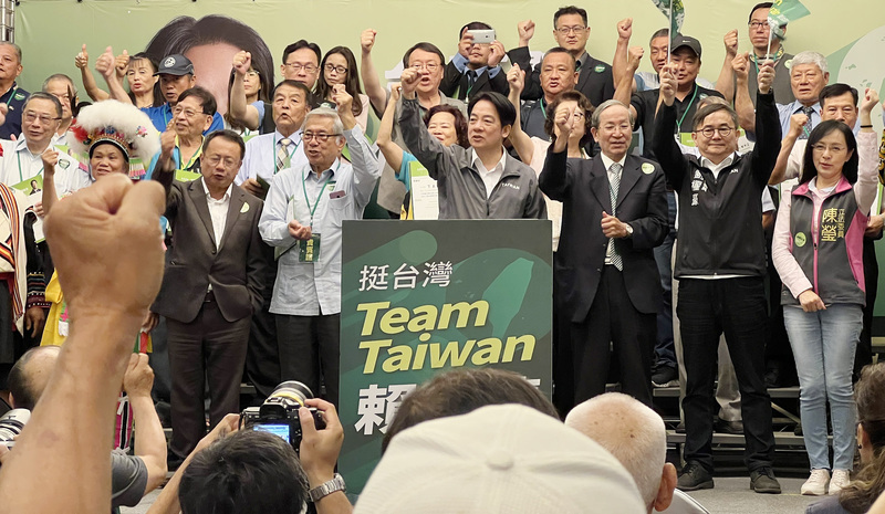 因天候不克出席  黃偉哲代賴清德授證後援會