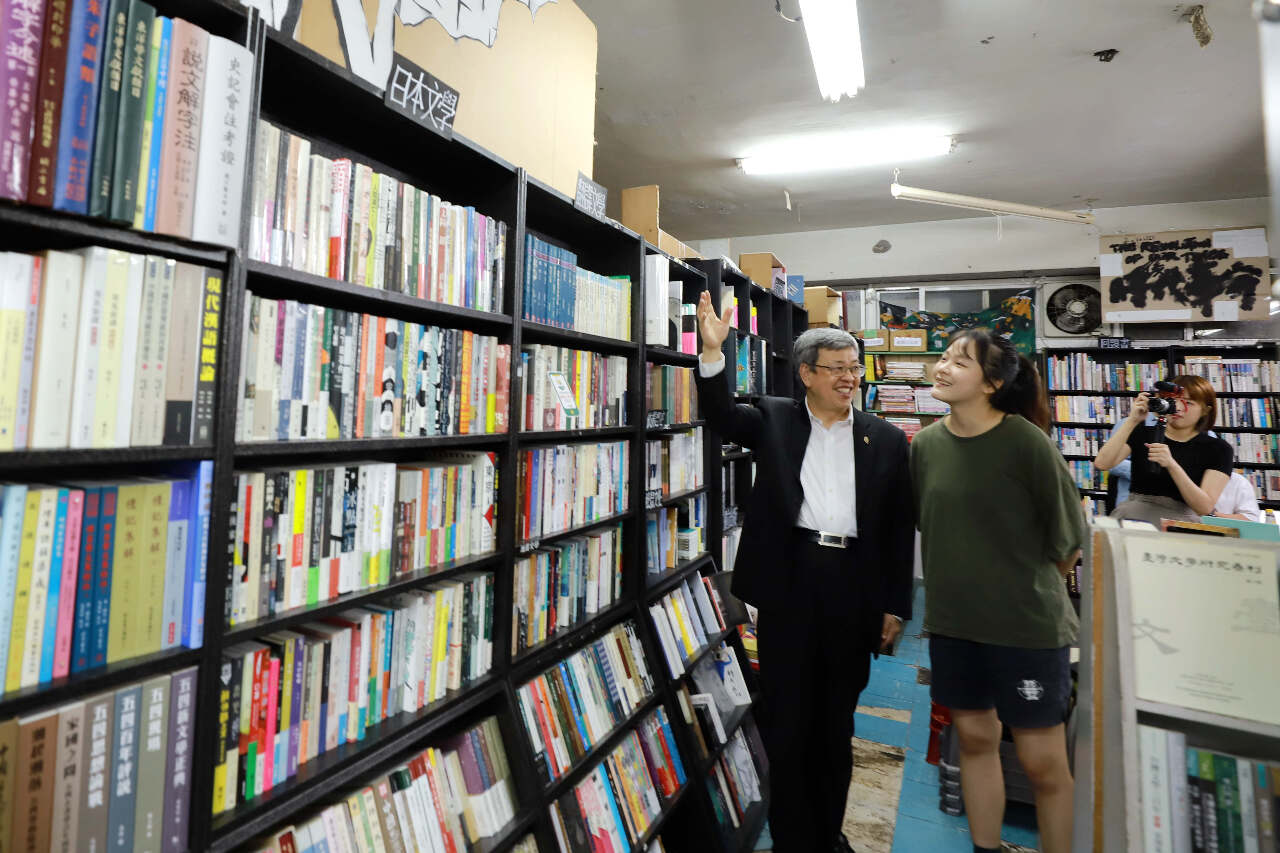 文化成年禮金註冊數達60萬 陳建仁拍影片力薦獨立書店