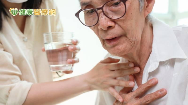 長輩喝水常嗆到恐是「肌少症」上門！2簡易檢測評估