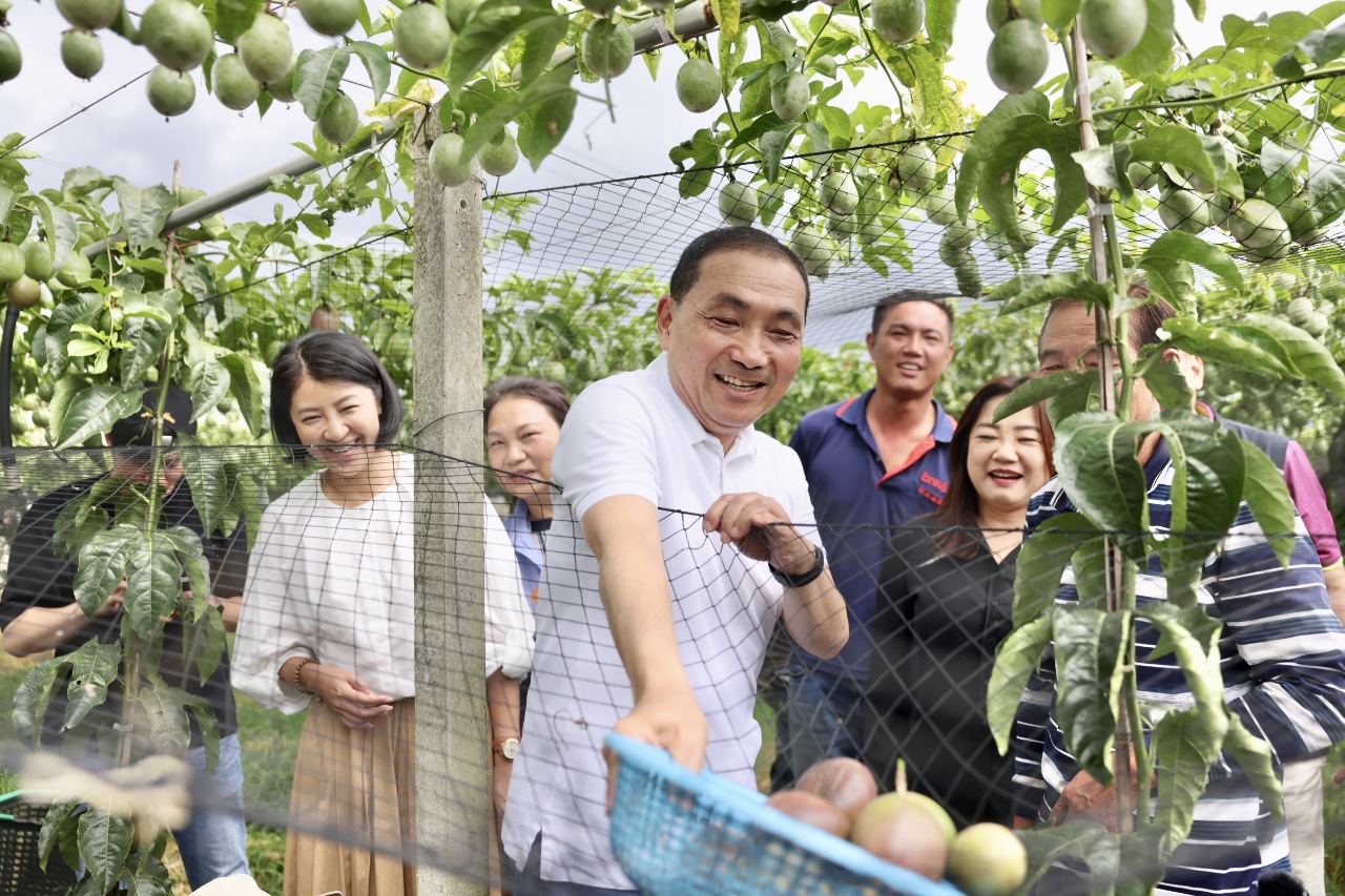 訪南投百香果農 侯友宜：若當選助農民打開國際通路