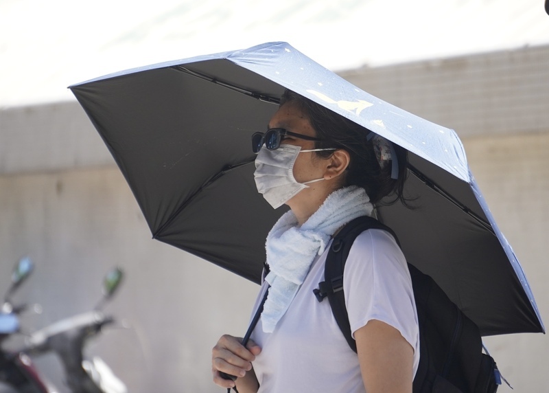 高溫炎熱台北雲林局部36度 戶外防曬補充水分
