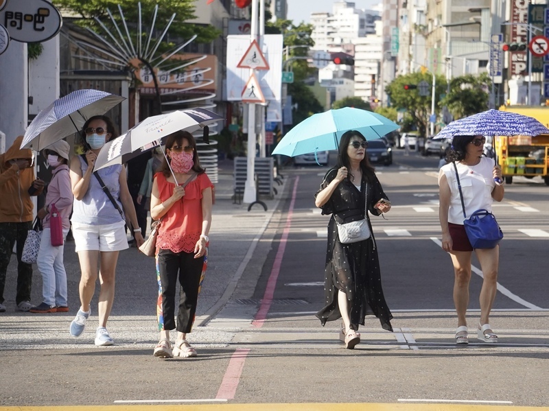 各地亮高溫警示燈 午後僅山區局部雨