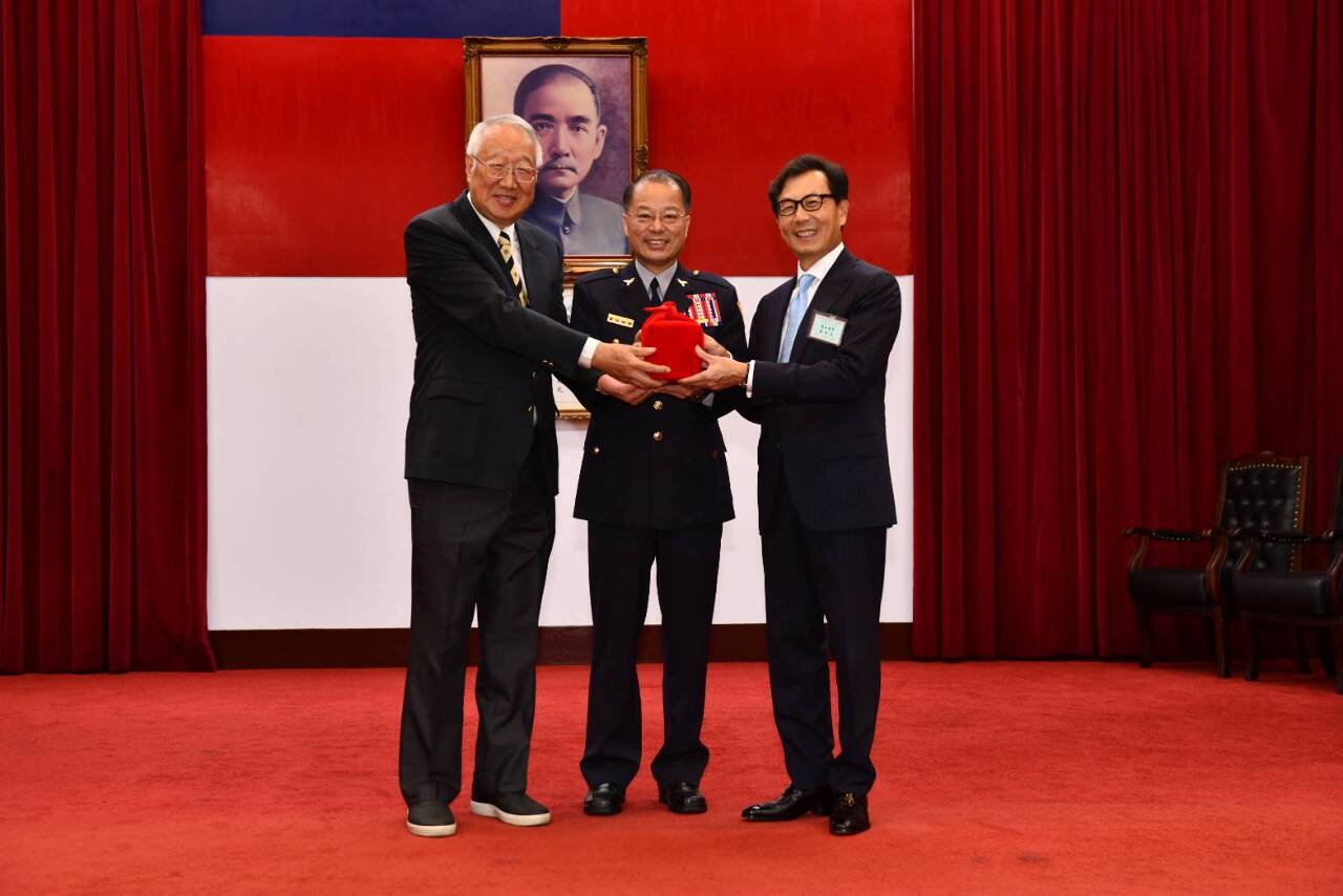 警察之友總會新舊任理事長交接 郭台強交棒蔡明忠