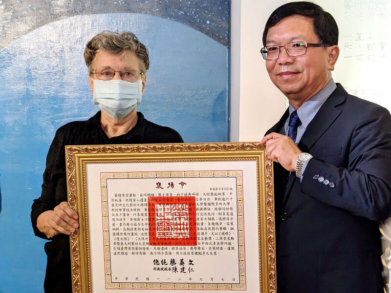 藝術家蕭勤辭世 文化部代表頒贈總統褒揚令