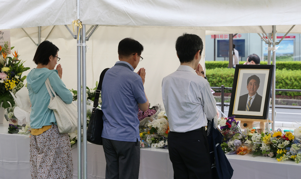 安倍晉三忌日週年 民眾赴事發地獻花悼念