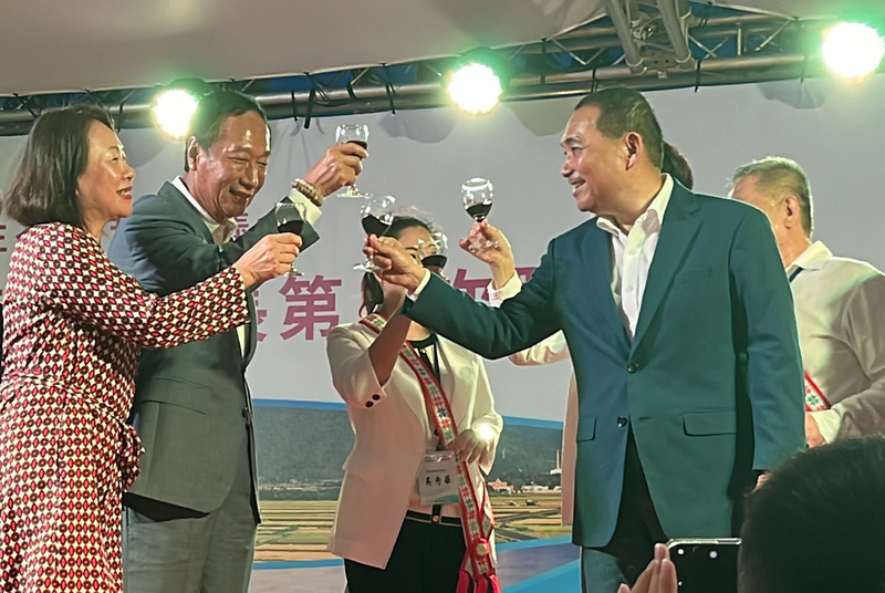 侯友宜向郭台銘敬酒 喊重情重義重承諾
