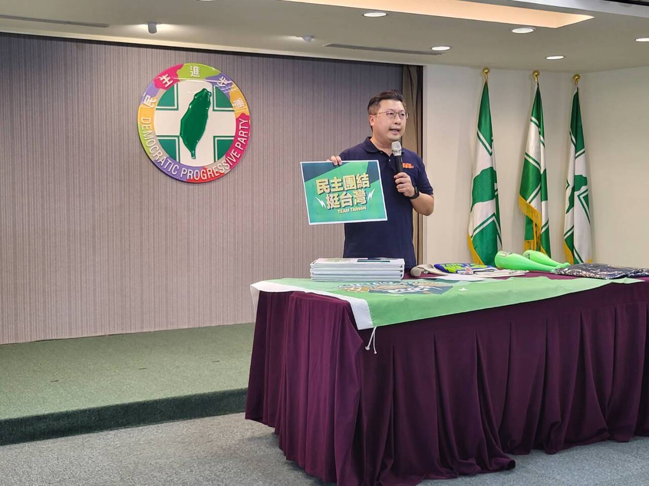 民進黨全代會總統立委同台造勢 訴求「民主團結挺台灣」