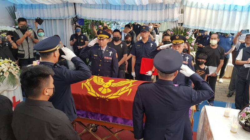 警員高偉星靶場執勤休克亡 靈柩覆警旗同袍不捨送行