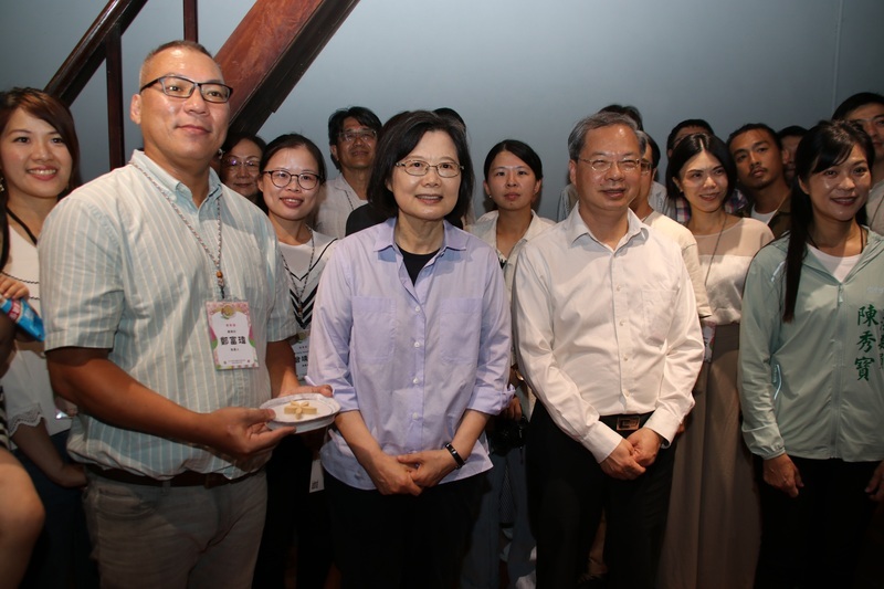 蔡總統了解鹿港創生計畫 期許返鄉青年繼續努力