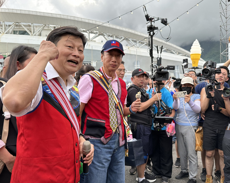 郭台銘參與花蓮原民豐年節 傅崐萁陪同與群眾互動