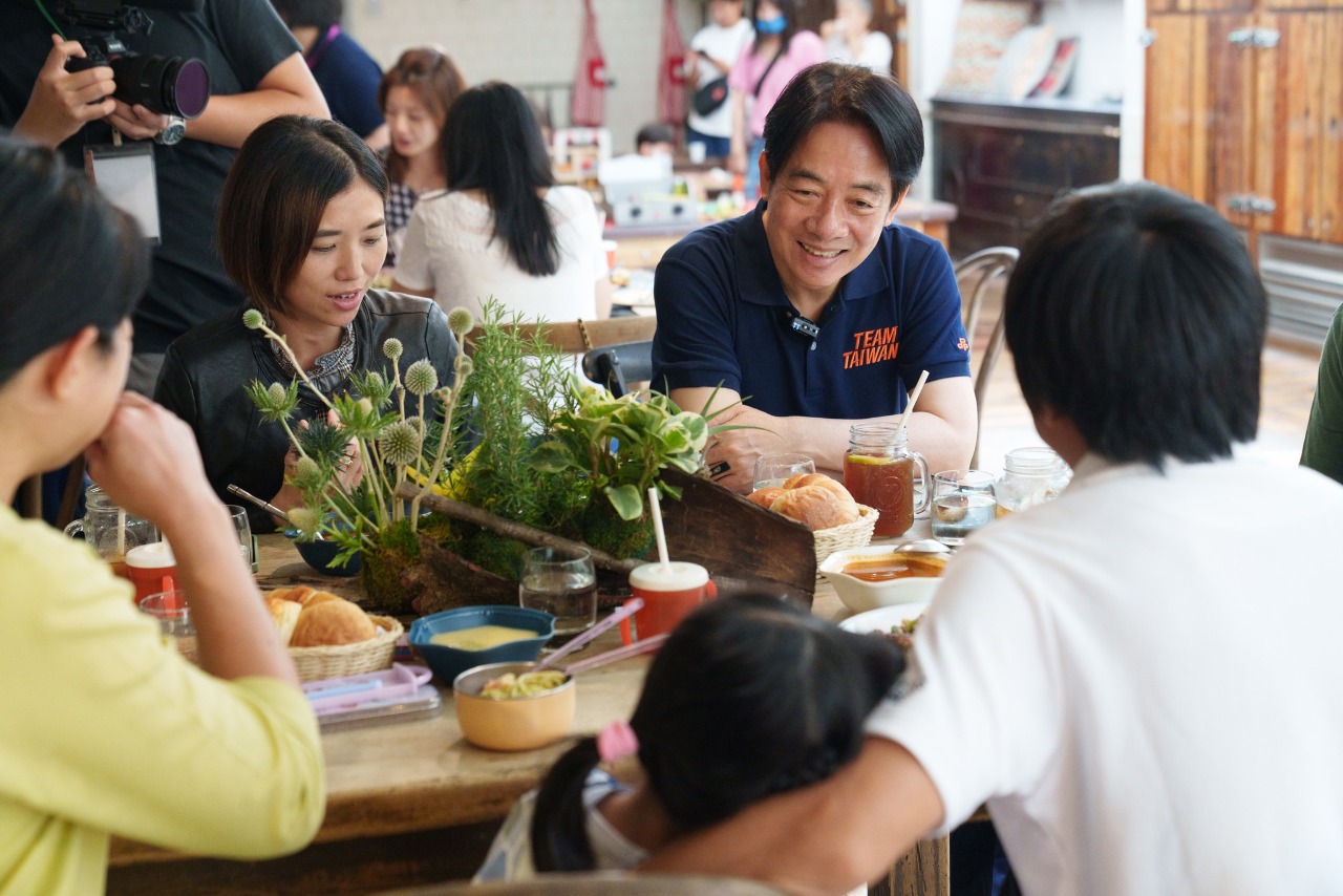 與家長聊育兒經 賴副總統：政府盡力做家長最堅實後盾