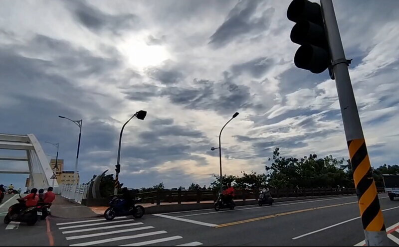 一早就被熱醒  台東清晨吹36.3度焚風