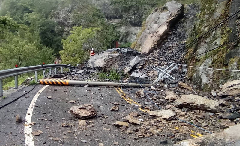 豪雨引起道路坍方  台中和平區下午停班停課