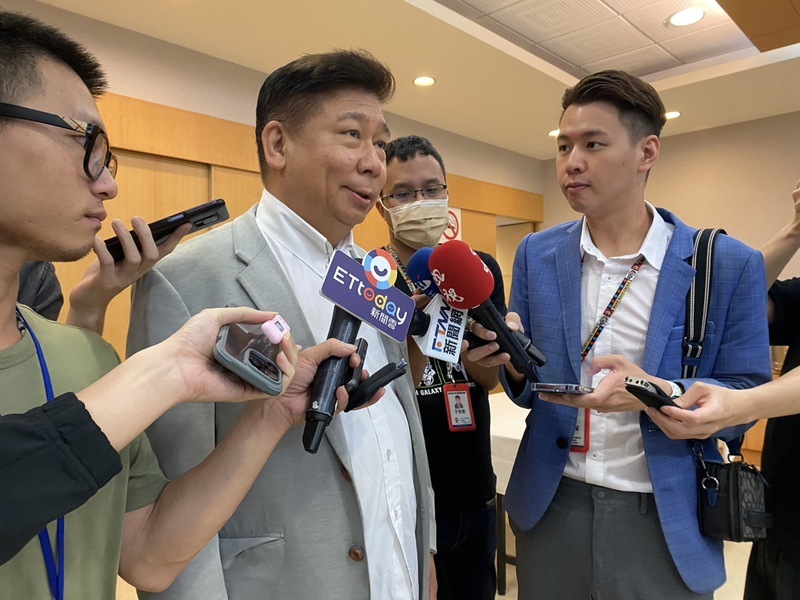 張顯耀疑涉反滲透法100萬交保 檢方未說明案情