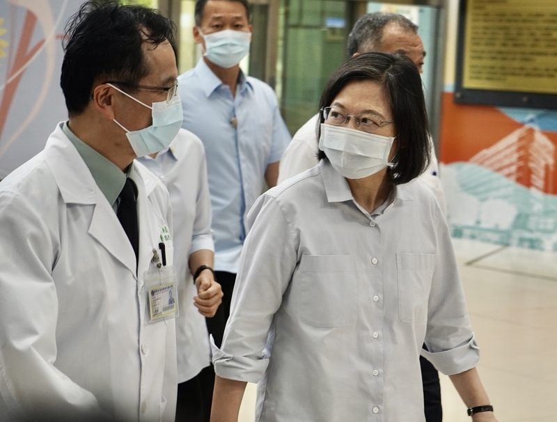 南下探視九鵬基地傷者 總統：國家負責所有照顧