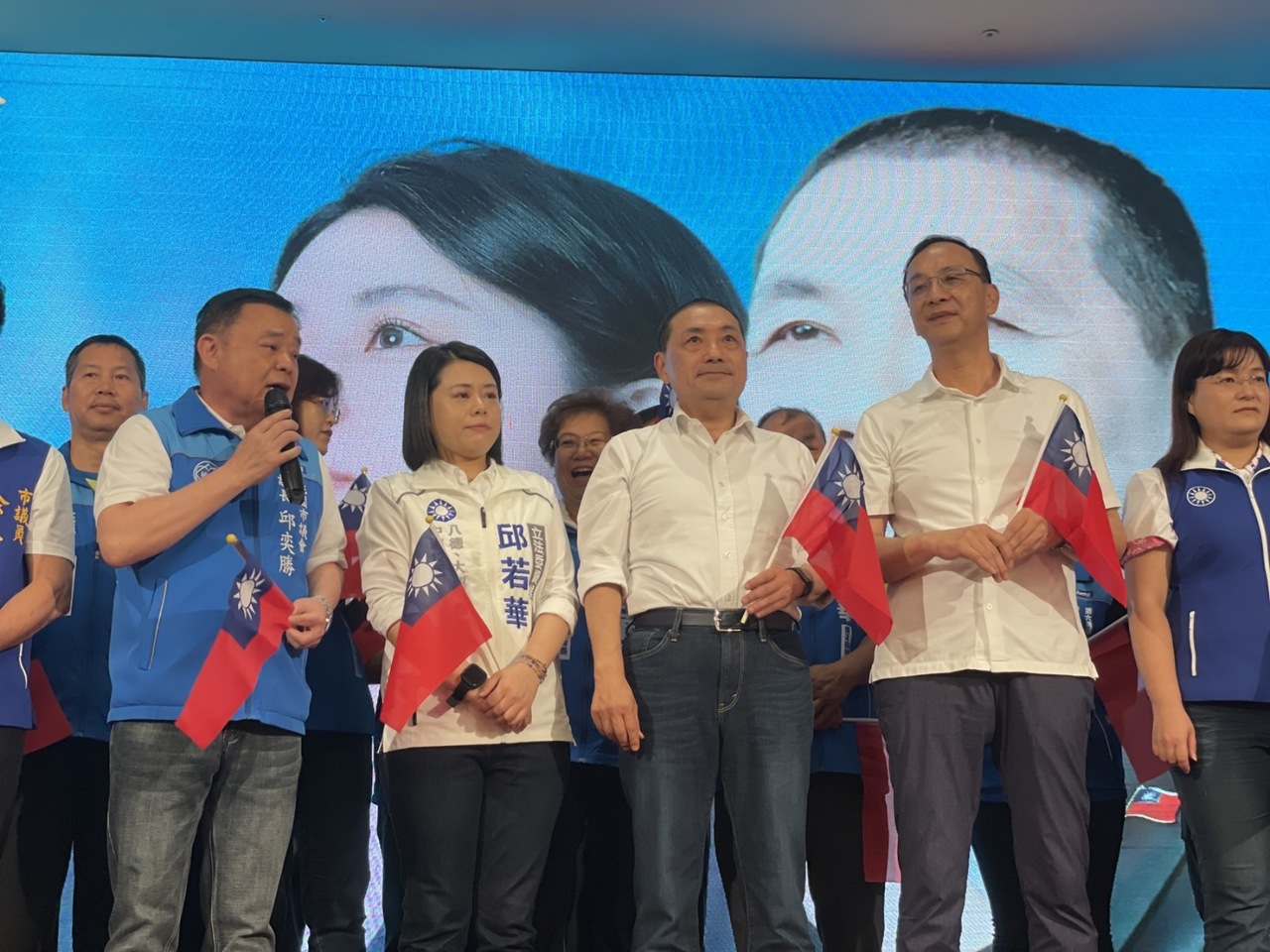 到桃園和小雞同台造勢 侯友宜：讓年輕人並肩作戰
