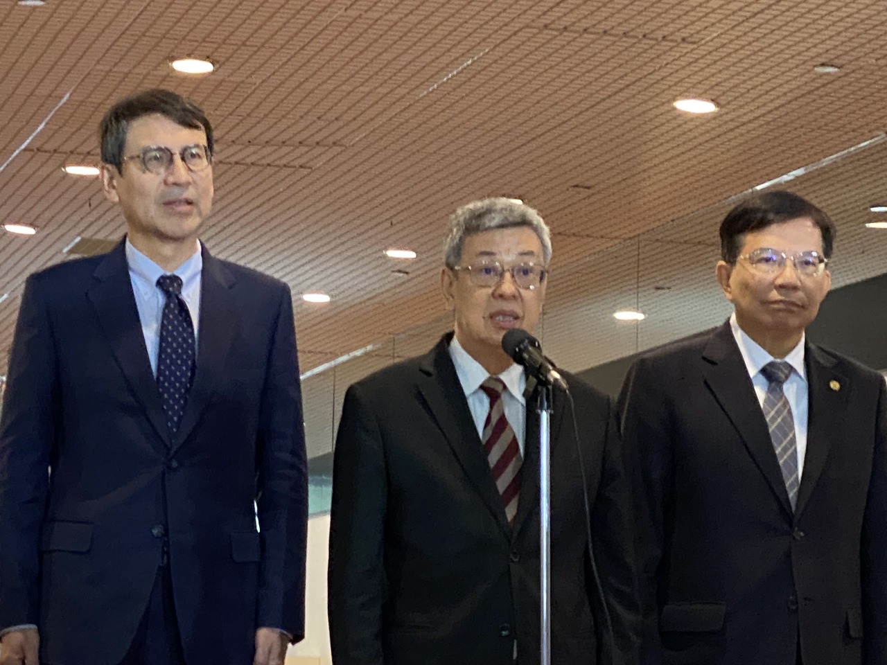 罕見怒駁「政府做假帳」 陳揆：柯文哲一直在說假話！