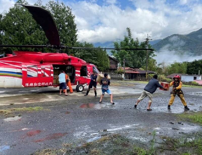 國軍黑鷹馳援南投運物資 地面部隊分送村落