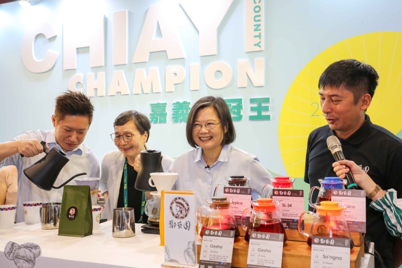 蔡總統驚喜現身逛美食展 手沖台灣咖啡品嚐美食