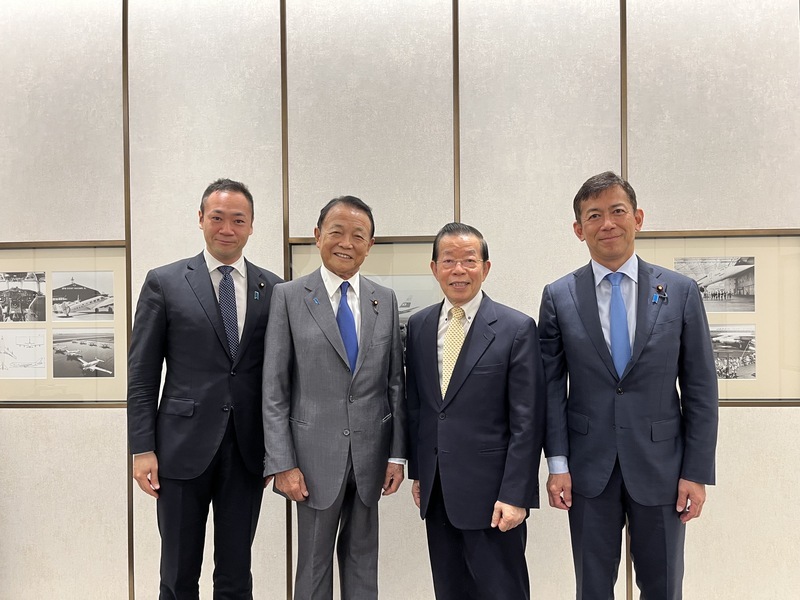 麻生太郎率團啟程訪台 謝長廷東京羽田機場歡送
