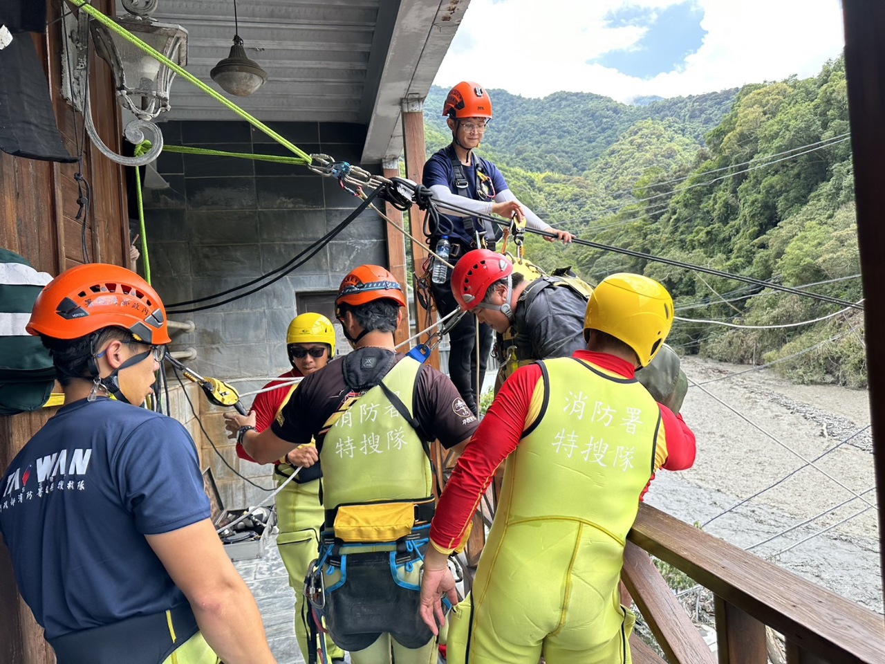 廬山成孤島 救難隊架繩索橫越塔羅灣溪 民眾後送任務展開 (影音)