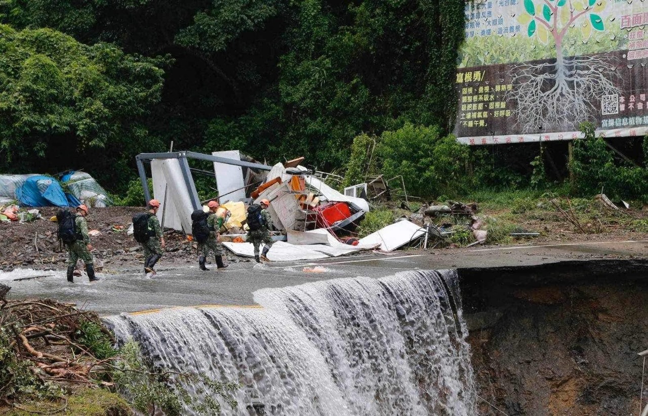 遍地土石淤泥  國軍已524人次挺進南投搶救