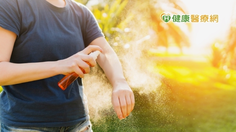 登革熱疫情再起　防曬乳和防蚊液哪個先擦？藥師這樣說