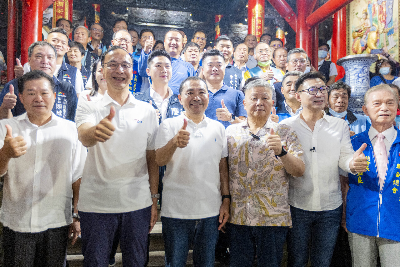 侯友宜參拜大甲鎮瀾宮  顏清標親自陪同