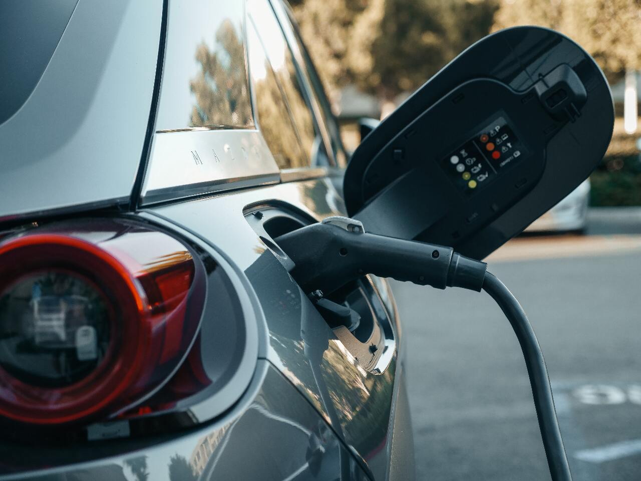電動汽車福音  國道服務區充電樁明年8月全上線