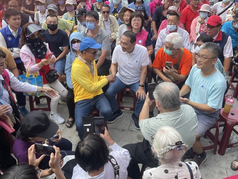 直搗綠營票倉 侯友宜台南廟口開講向鄉親請託