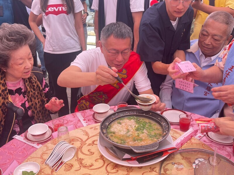 柯文哲錯身侯友宜 喊政黨和解兩岸和平