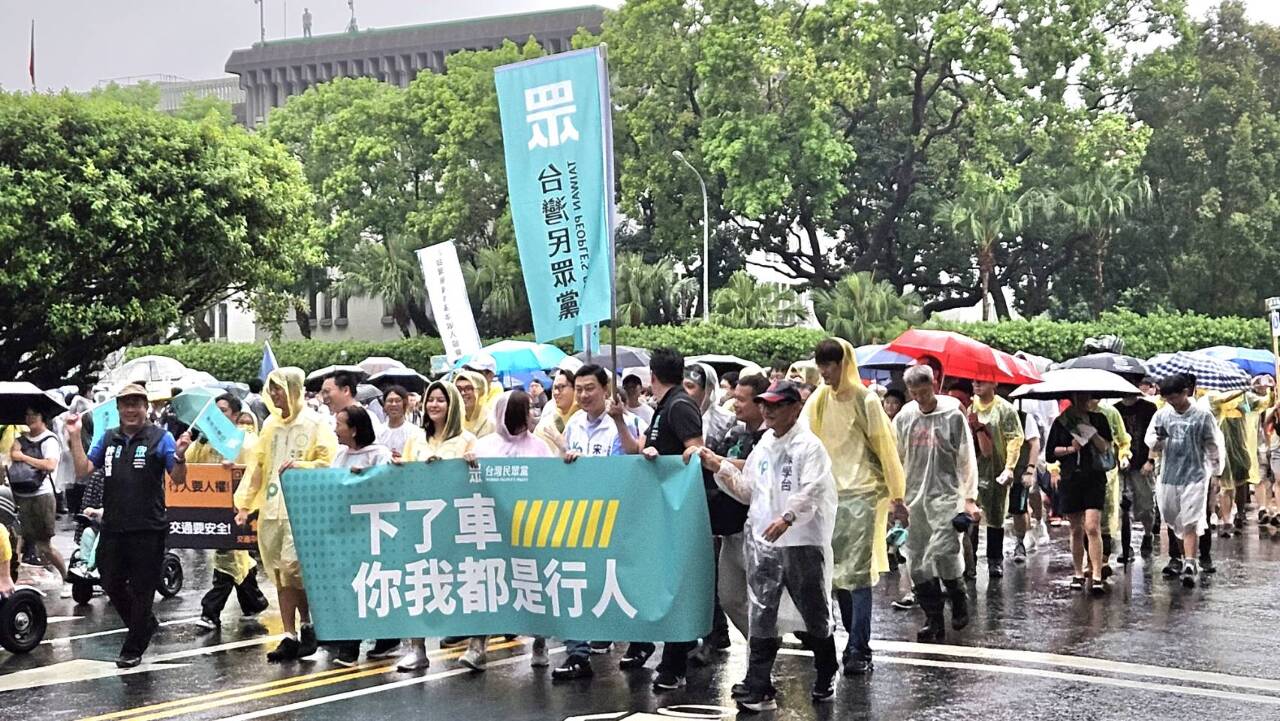 出席「還路於民」遊行 柯文哲：政府撒幣效果差 應重基礎工作
