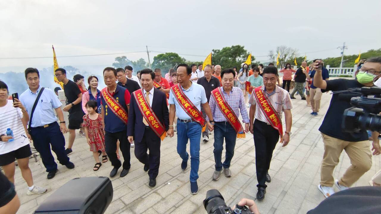 郭台銘小金門參拜 陳福海現身陪同