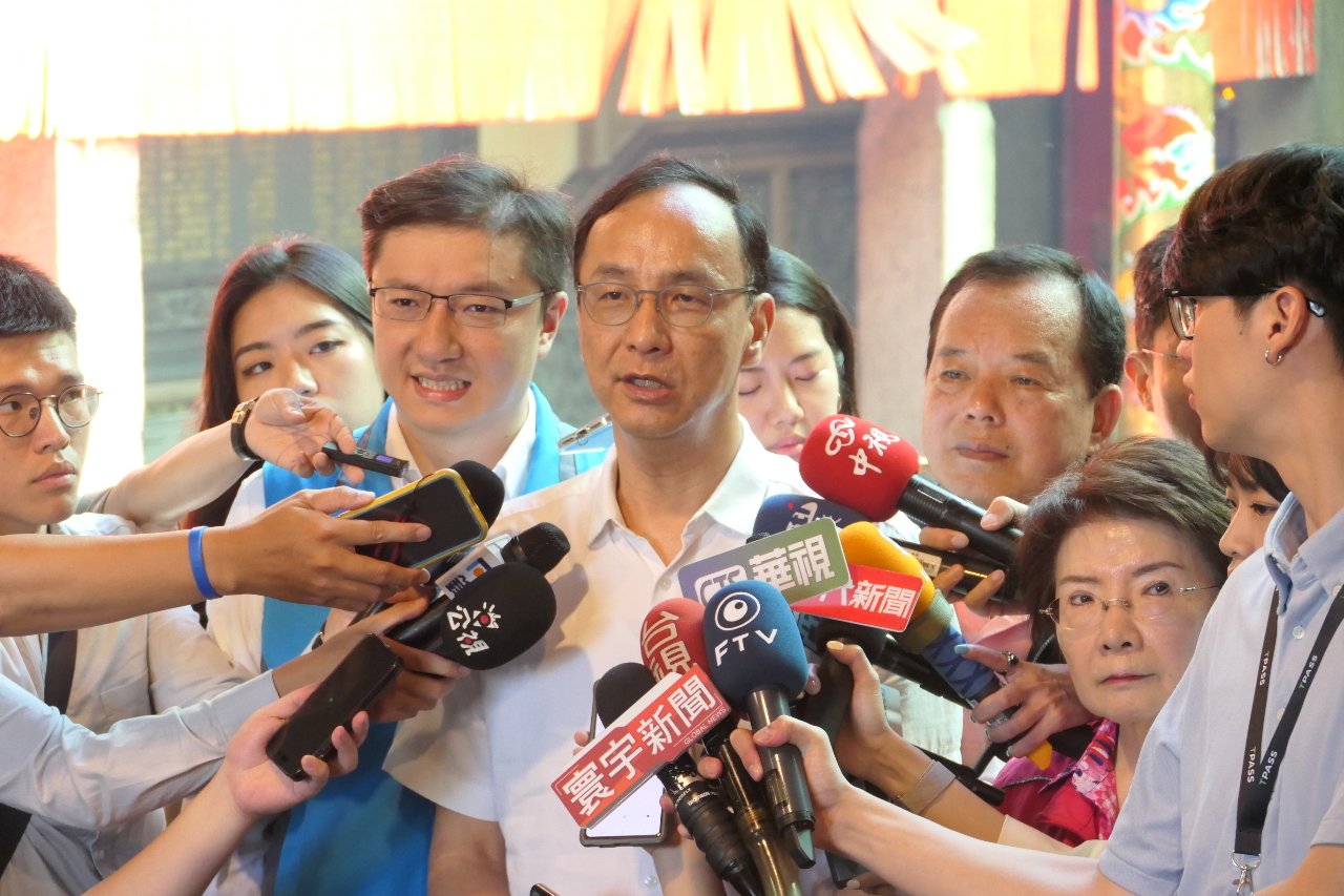 柯文哲拋挑5家做民調 朱立倫：希望侯柯盡快見面