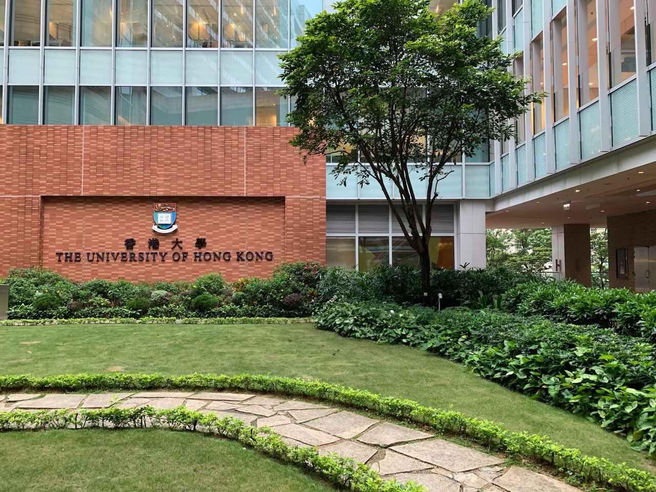 受打卡陸客過多困擾 港大將控制進校人數