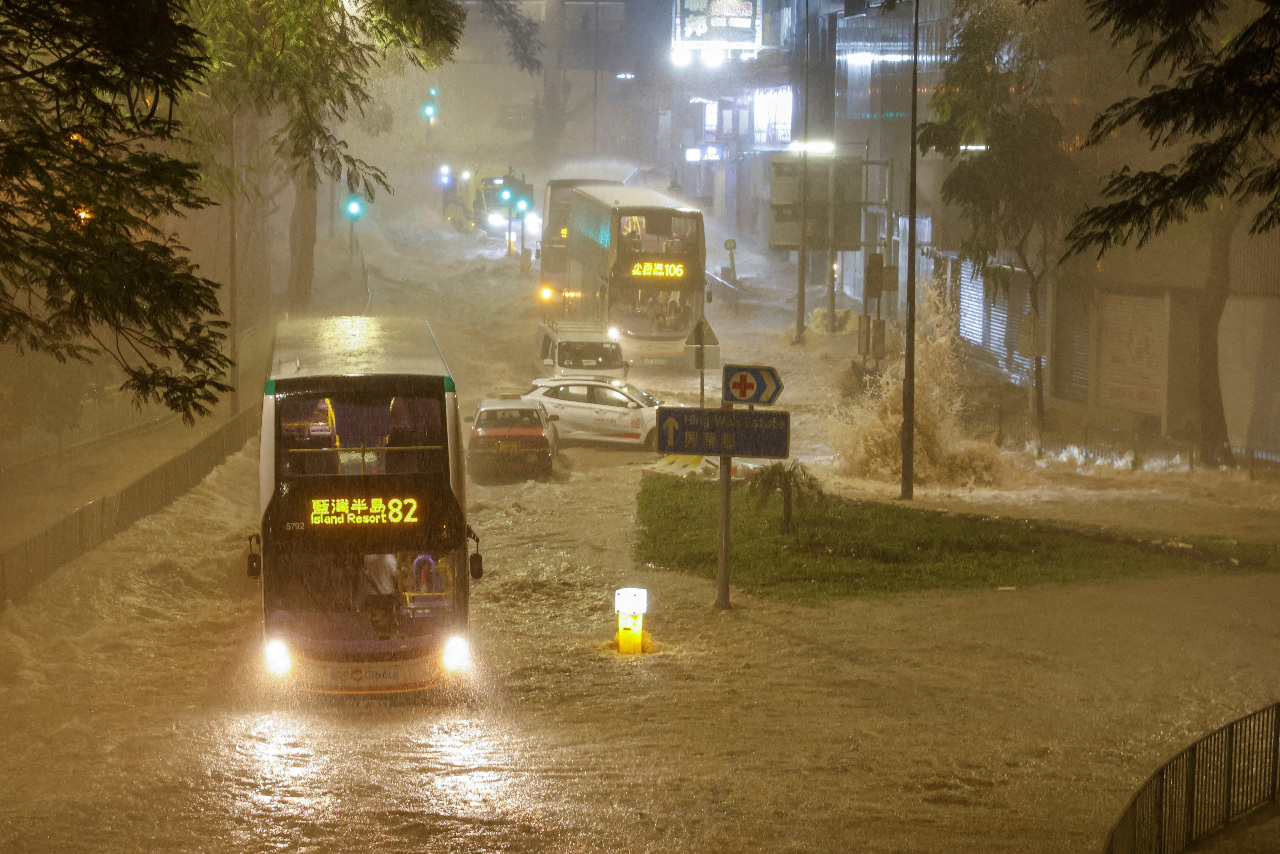 世紀暴雨慌亂夜 港府反應慢半拍網民轟