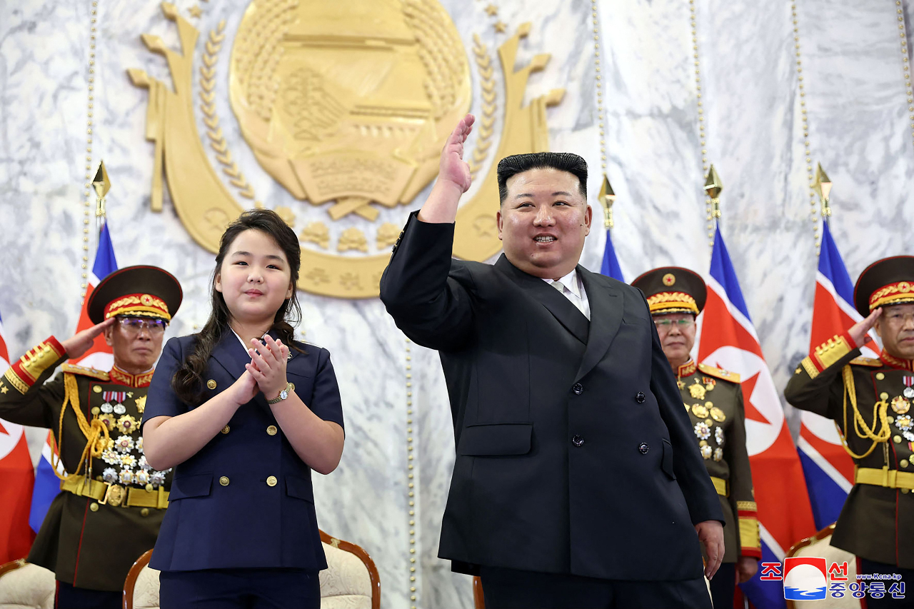 金正恩愛女出席閱兵式 接班勢頭更顯