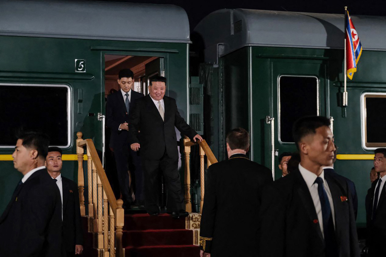 俄電視台畫面 金正恩走下火車並受到官員迎接
