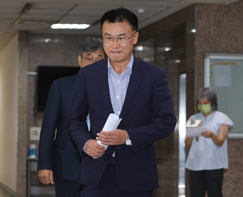 進口雞蛋爭議延燒 陳吉仲鞠躬道歉：絕不戀棧