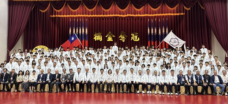 總統授旗亞運台灣代表隊 勉選手大展身手