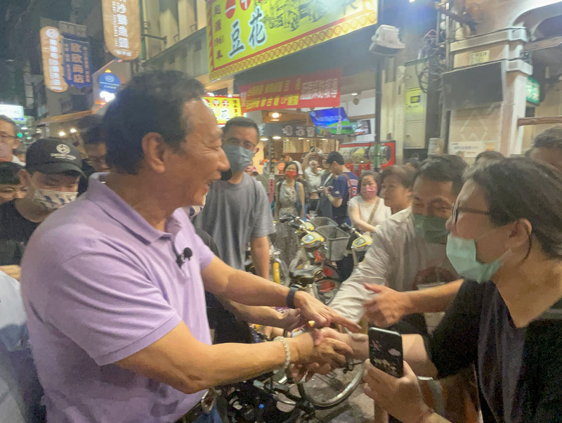 郭台銘走訪嘉義文化路夜市 談蛋荒應納農業政策