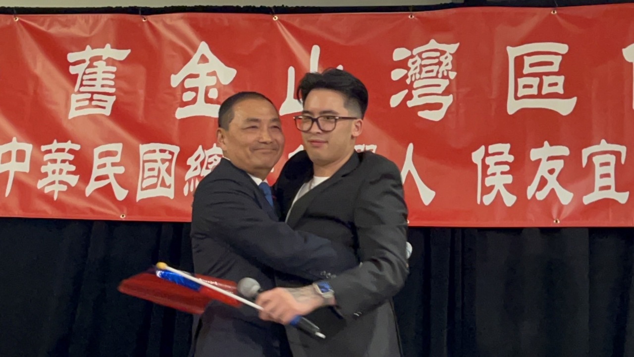 南非武官之子驚喜現身挺侯：沒有侯友宜就沒有我